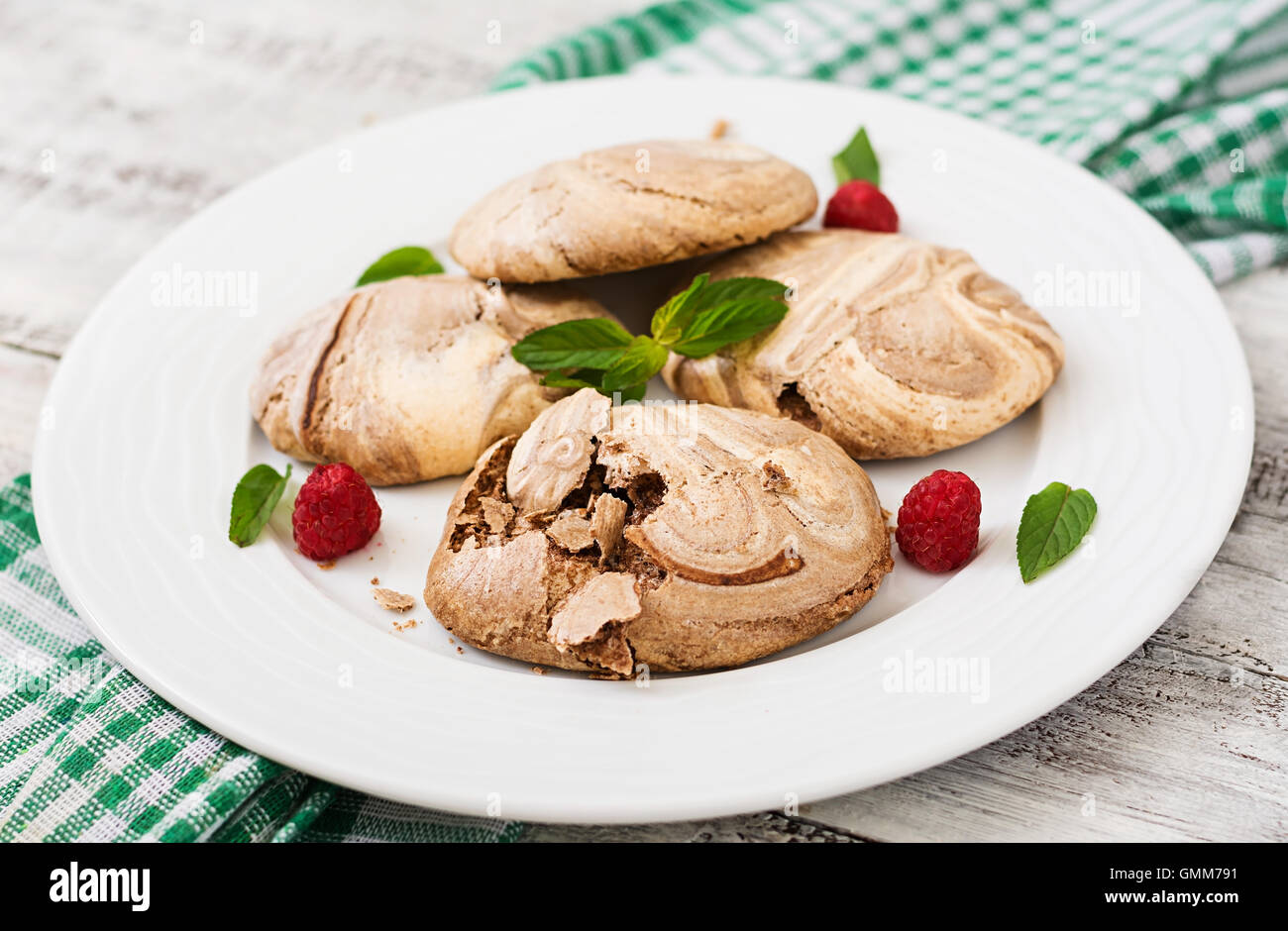 Meringues au chocolat, framboises et feuilles de menthe Banque D'Images