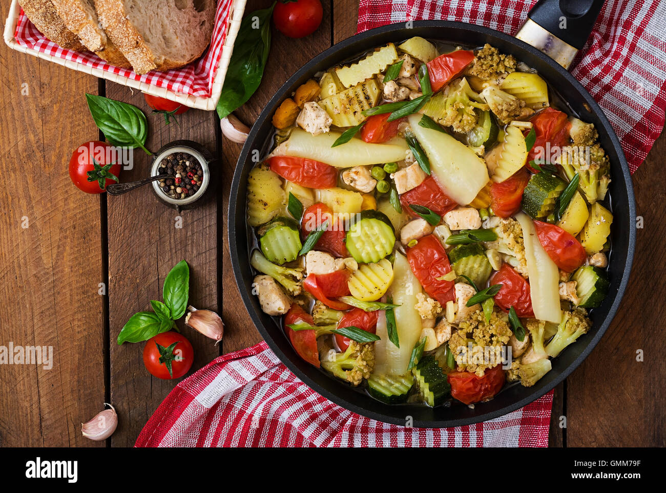 Menu diététique. Des légumes vapeur avec filet de poulet dans le moule sur le fond de bois. Vue d'en haut Banque D'Images