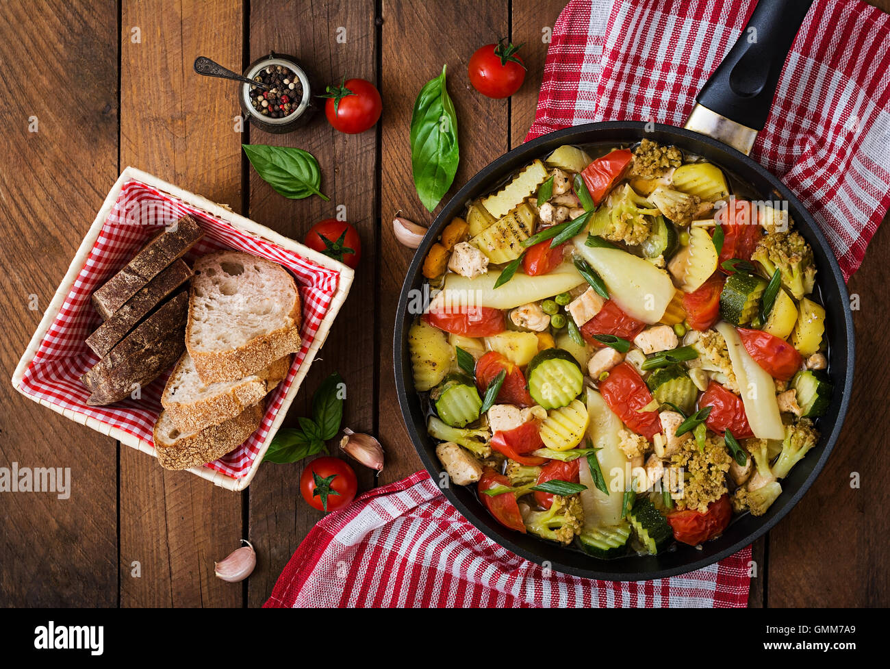 Menu diététique. Des légumes vapeur avec filet de poulet dans le moule sur le fond de bois. Vue d'en haut Banque D'Images