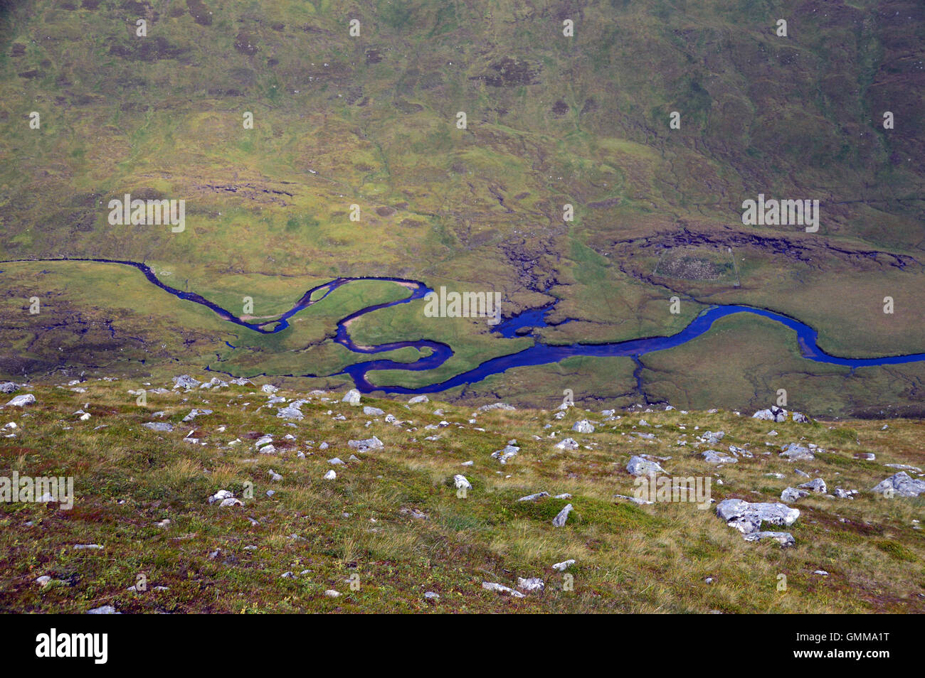 La sinueuse Allt Garbh depuis les pistes de la montagne écossaise dans Shasuinn Aonach Corbett Glen Affric, Highlands écossais Banque D'Images