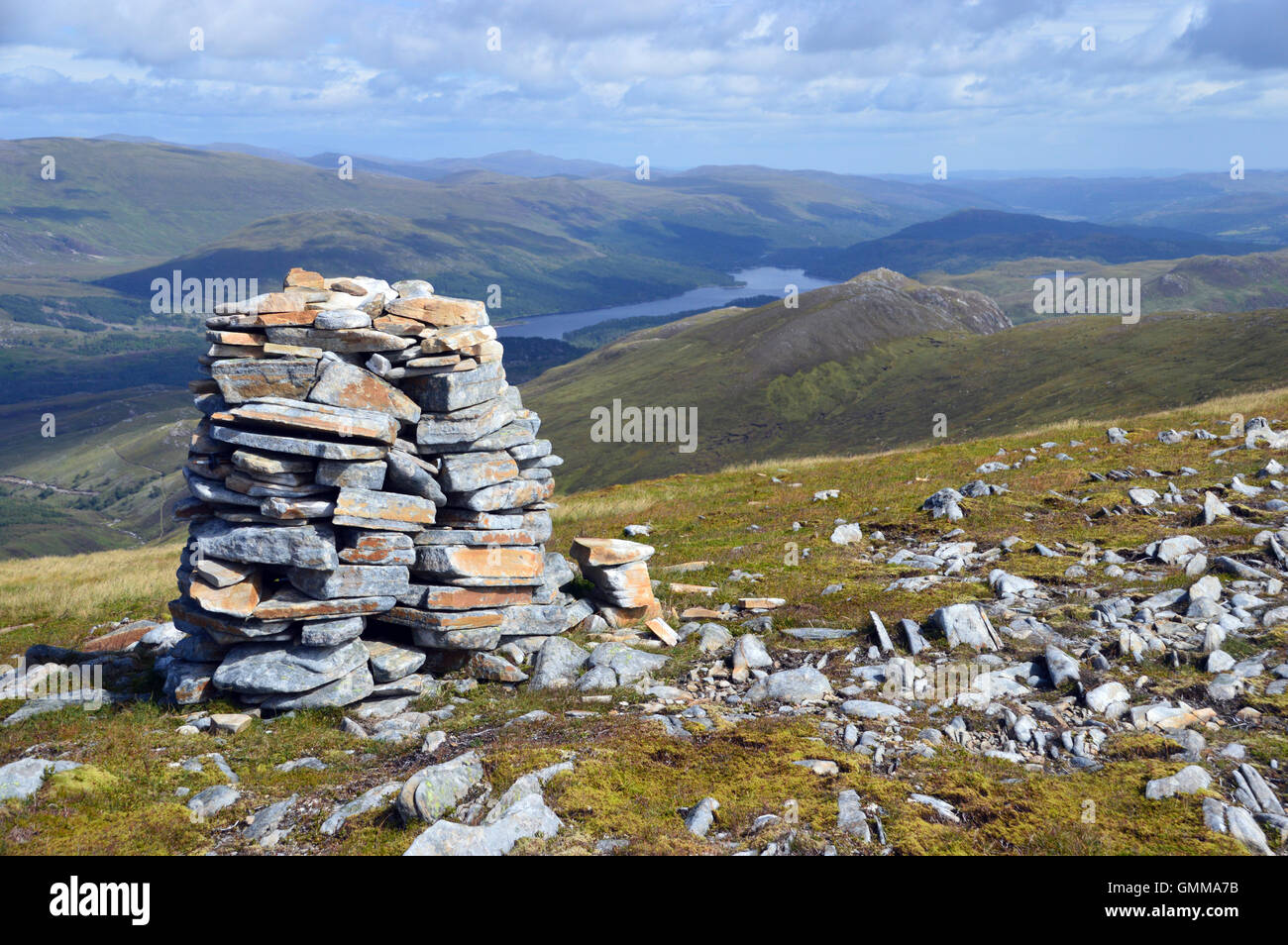 En regardant vers le Loch Beinn Mheadhoin un cairn du sommet de l'Aonach Corbett dans Shasuinn Glen Affric, Scotland UK. Banque D'Images