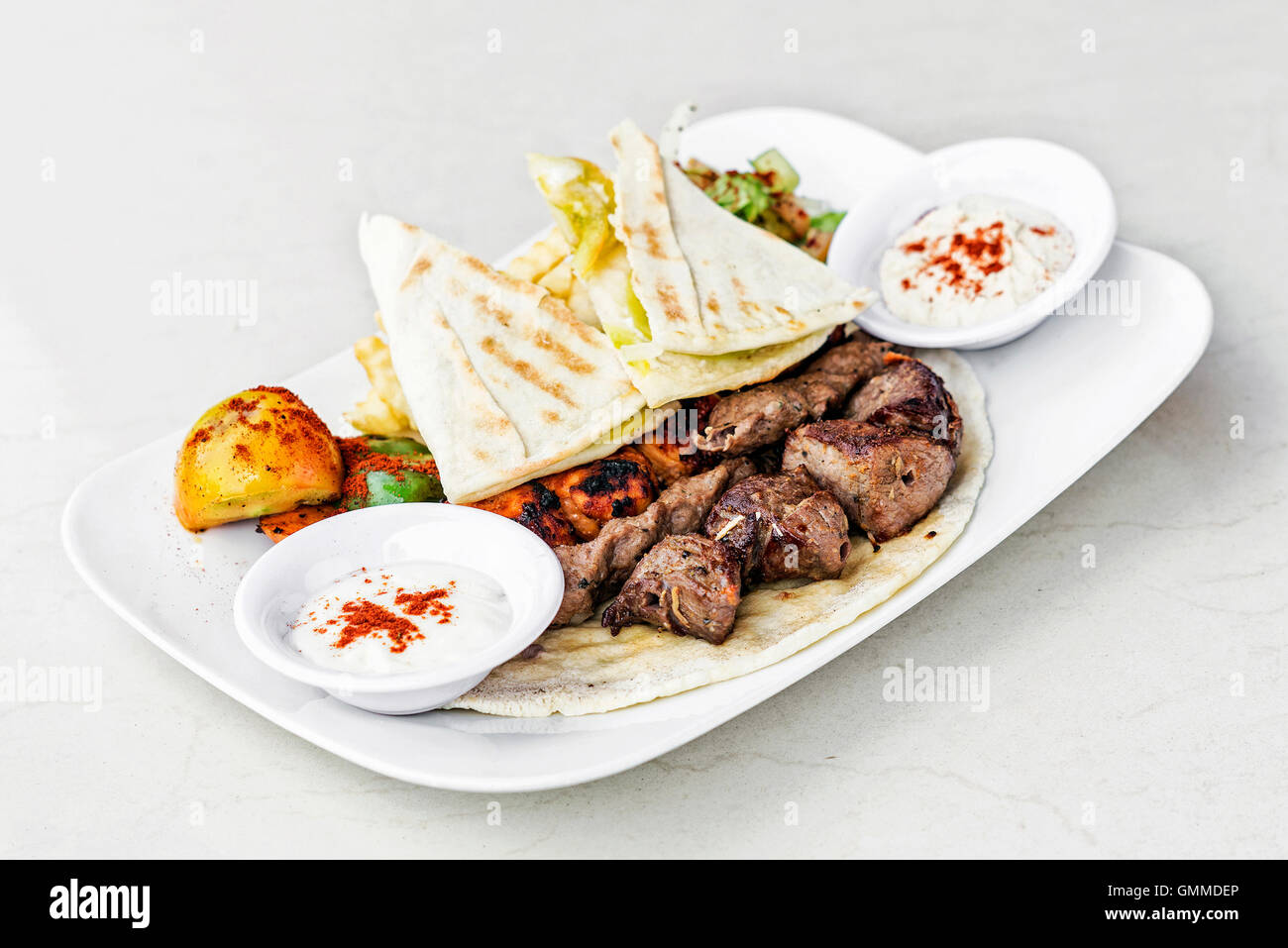 La nourriture traditionnelle du Moyen-Orient bbq barbecue mixte assiette de viande grillée plats Banque D'Images