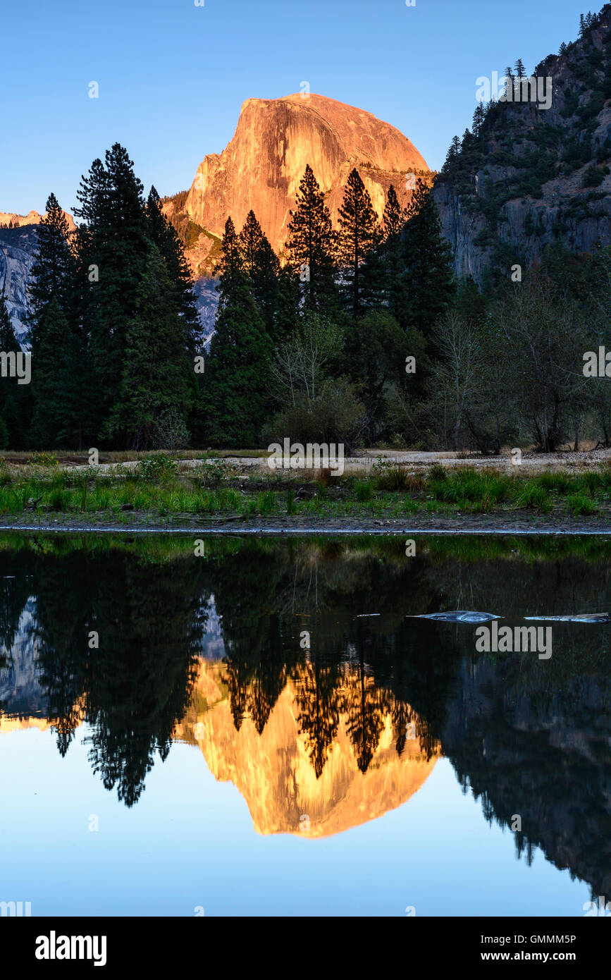 Yosemit et demi dôme dans le coucher du soleil Banque D'Images