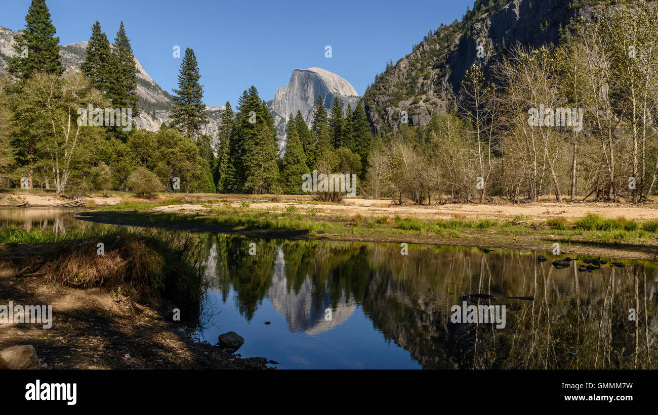 Yosemit et demi dôme dans le coucher du soleil Banque D'Images