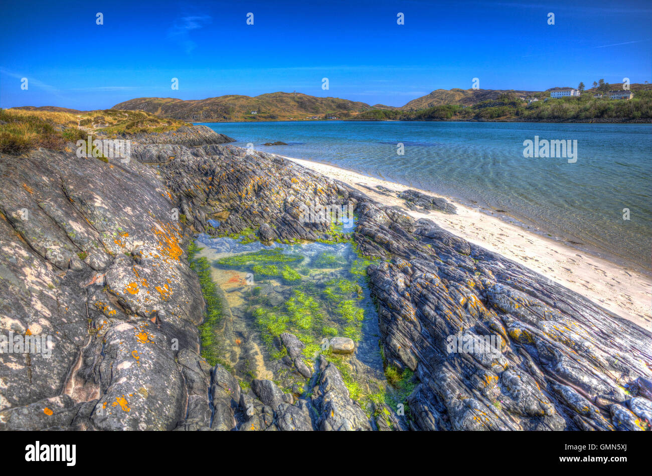 Piscine dans les rochers de la côte de l'Écosse Morar UK belle côte écossaise au sud de Mallaig dans HDR Banque D'Images