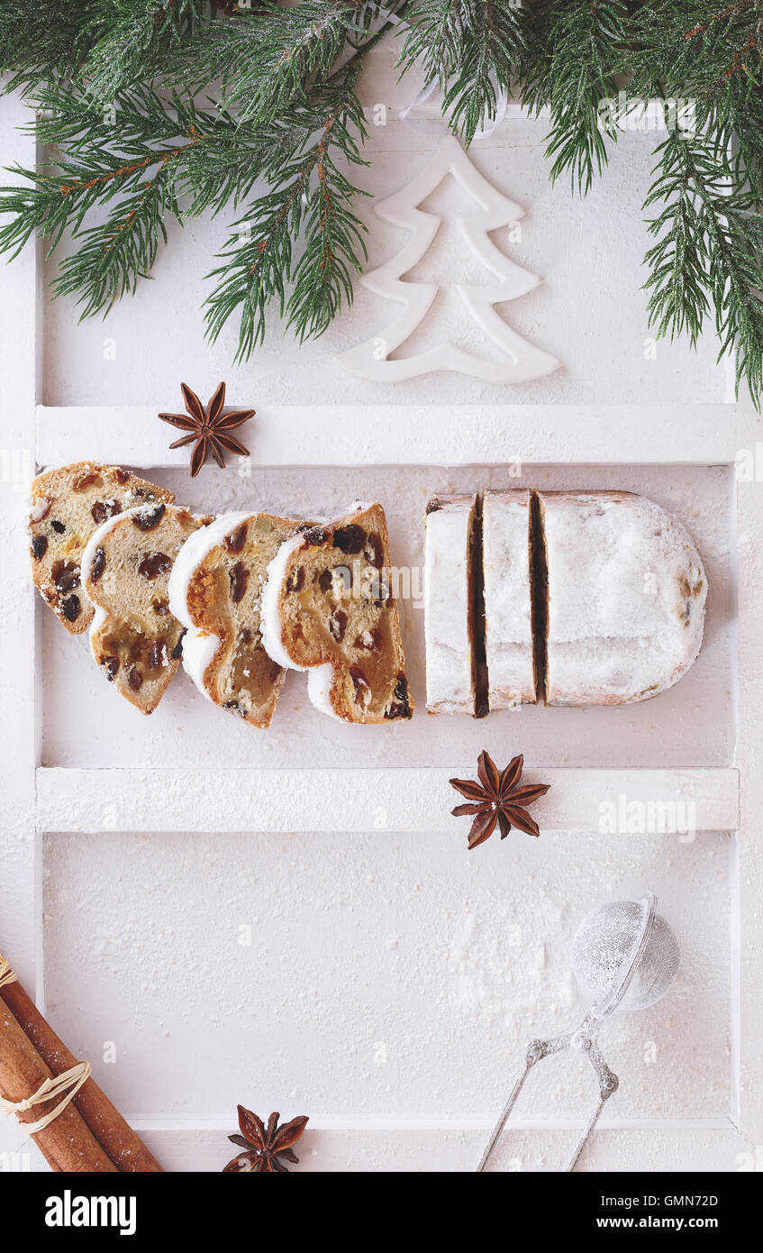 Stollen de Noël saupoudrés de sucre glace, tranchés en partie Banque D'Images