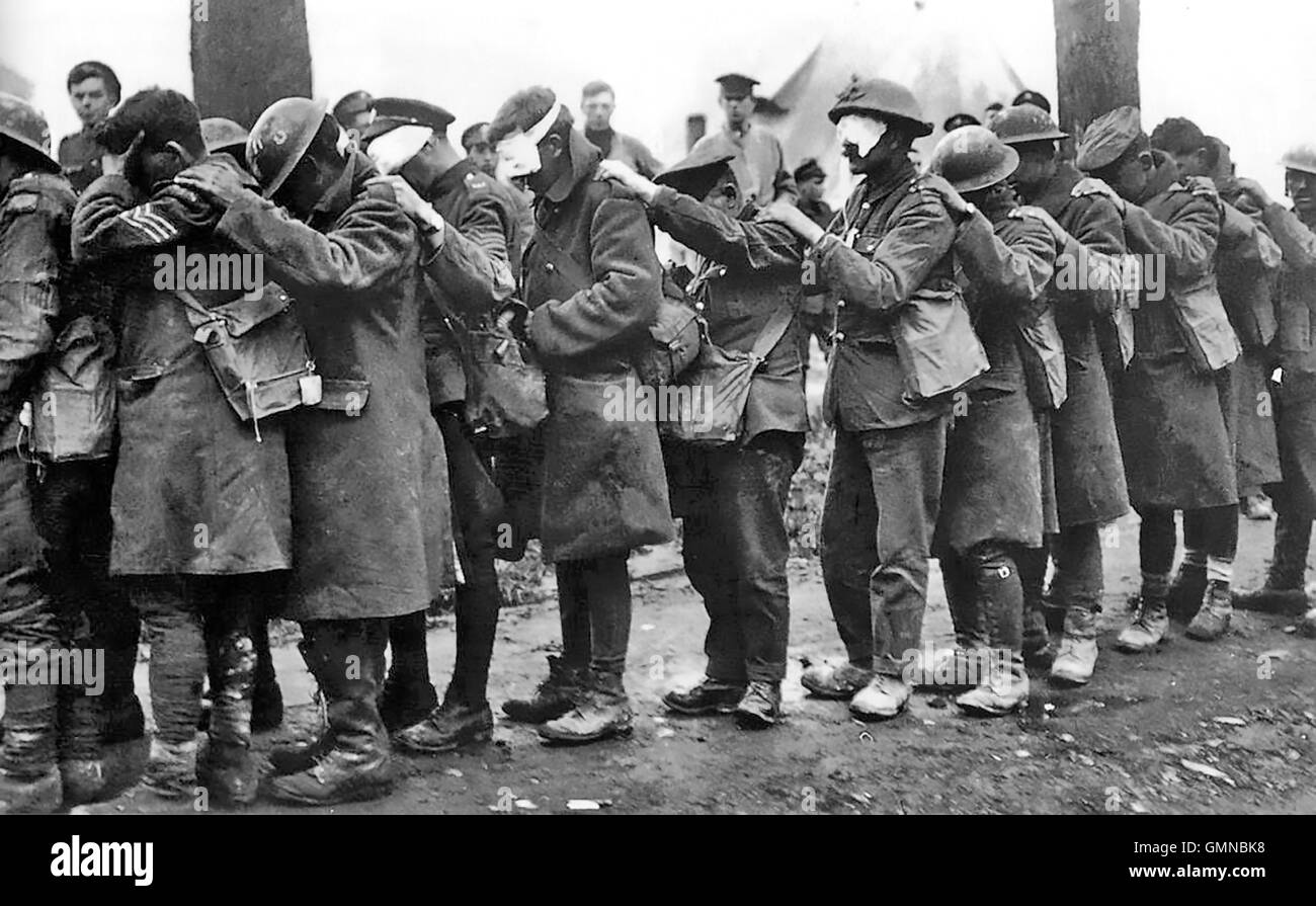 La guerre du gaz les soldats britanniques de la 55e Division (West Lancashire) traitement d'attente à un poste de secours avancé près de Bethune le 10 avril 1918 lors de la bataille de'Estaires en Flandre Banque D'Images