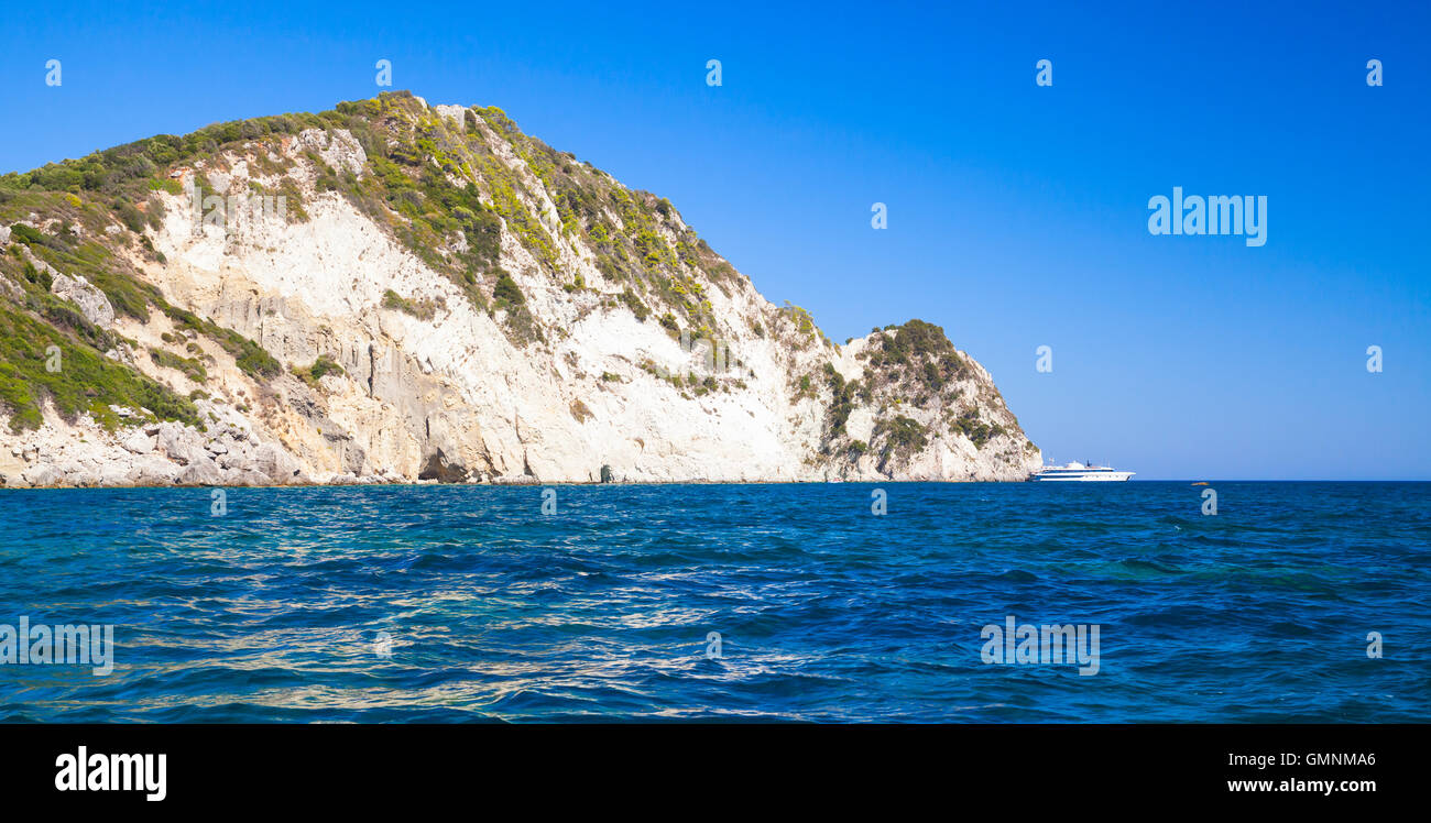 Seascape avec îlot Marathonisi près de Zakynthos île grecque dans la mer Ionienne Banque D'Images