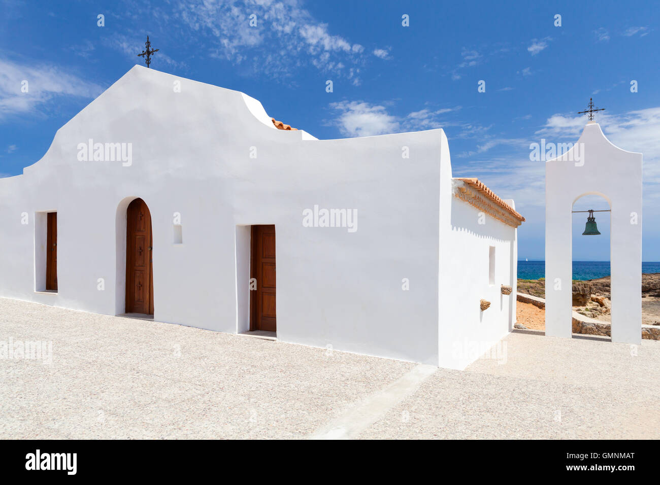 Agios Nikolaos. Église orthodoxe blanc sur la mer. Côte de l'île de Zakynthos, Grèce Banque D'Images
