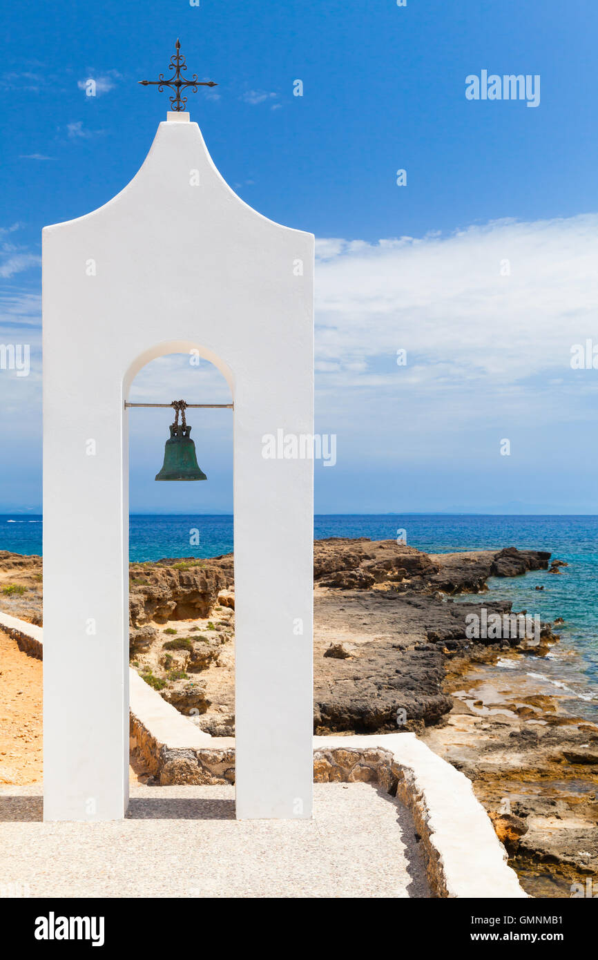 Agios Nikolaos. Petit clocher orthodoxe blanc. Côte de l'île de Zakynthos, Grèce Banque D'Images
