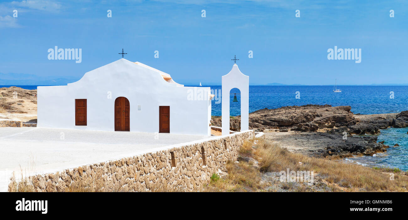 Agios Nikolaos. Petite église orthodoxe sur la mer. Côte de l'île de Zakynthos, Grèce Banque D'Images