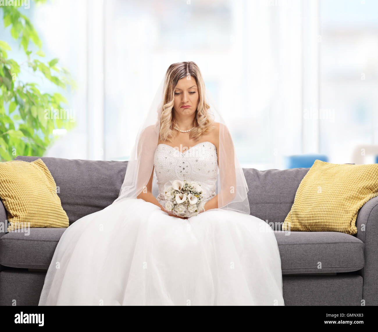 Déprimé bride sitting on a sofa Banque D'Images