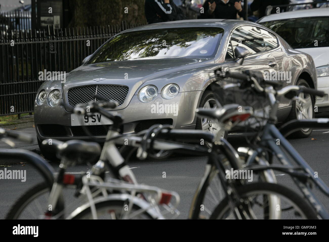 Bentley et vélos garés dans Berkeley Square Mayfair, Londres, accueil de hedge funds, private equity et les sociétés gestionnaires de fonds, Banque D'Images