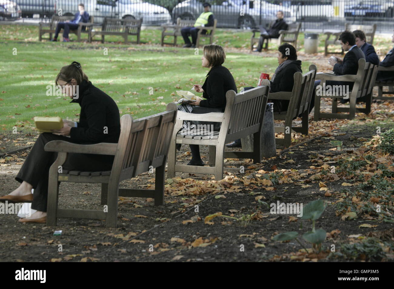 L'heure du déjeuner pour le commun des mortels à Berkeley Square en riches riches Mayfair Banque D'Images