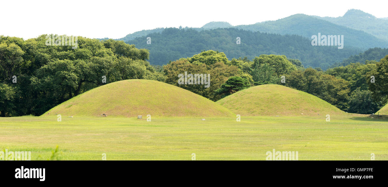 Gyeongju, Corée du Sud - le 17 août 2016 : tumulus situé à Gyeongju, Corée du Sud. Le tombeau a été pour le roi du royaume de Silla Banque D'Images