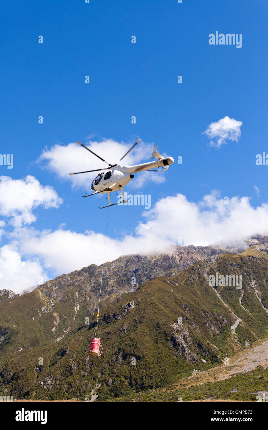 Transport Helicopter voler plus de mountain wilderness Banque D'Images Transport Helicopter voler plus de mountain wilderness Banque D'Images
