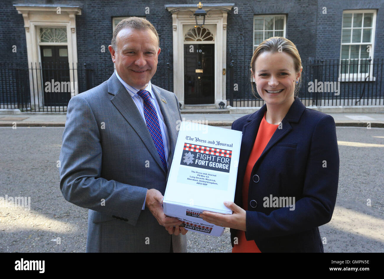 Appuyez sur & Journal reporter Lindsay Razaq (droite) et a appelé l'Hendry, député d'Inverness, Nairn, Badenoch et Strathspey, préparer à la main dans une pétition au 10 Downing Street, Londres, demande au gouvernement d'enregistrer l'historique Fort George casernes. Banque D'Images