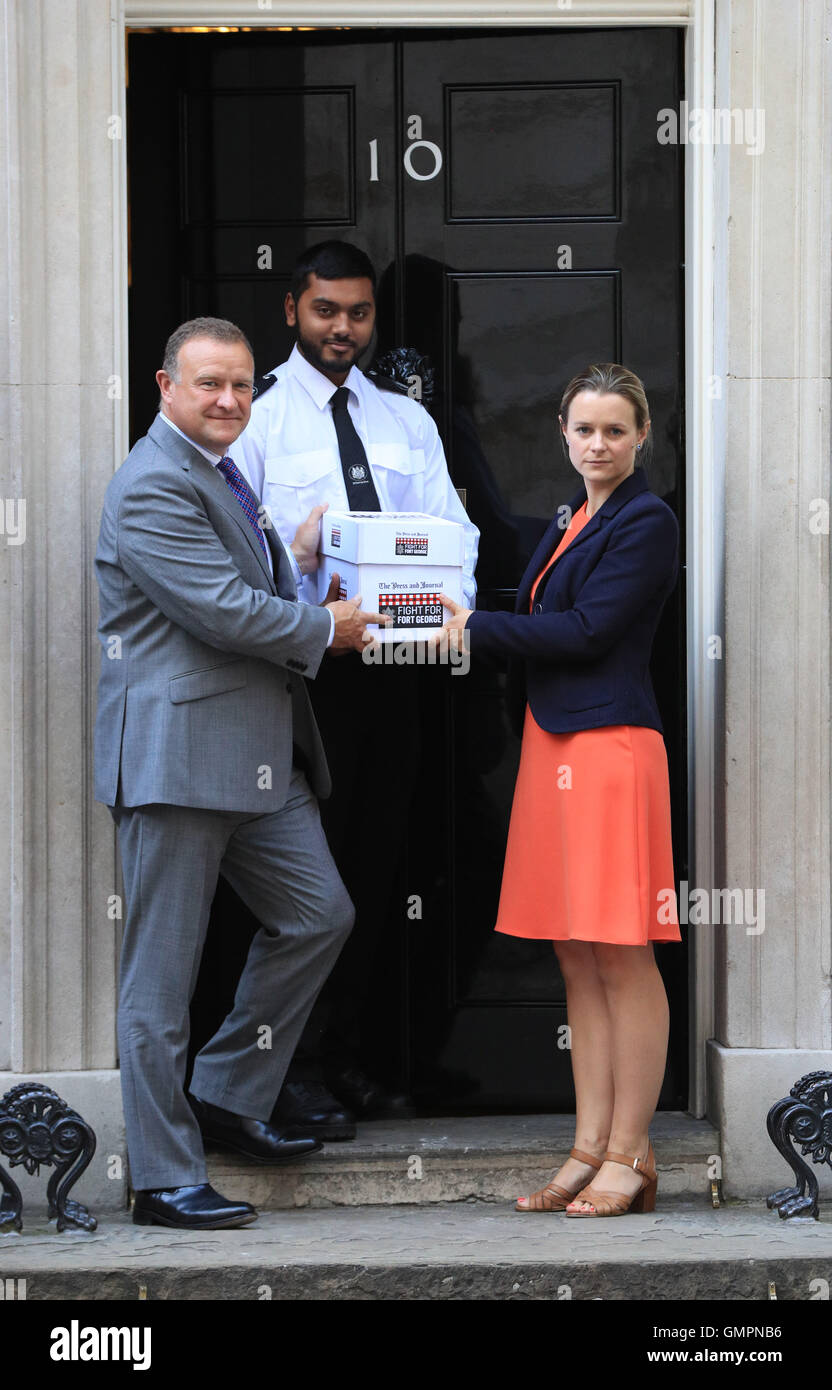 Appuyez sur & Journal reporter Lindsay Razaq (droite) et a appelé l'Hendry (à gauche), député d'Inverness, Nairn, Badenoch et Strathspey, main dans une pétition au 10 Downing Street, Londres, demande au gouvernement d'enregistrer l'historique Fort George casernes. Banque D'Images