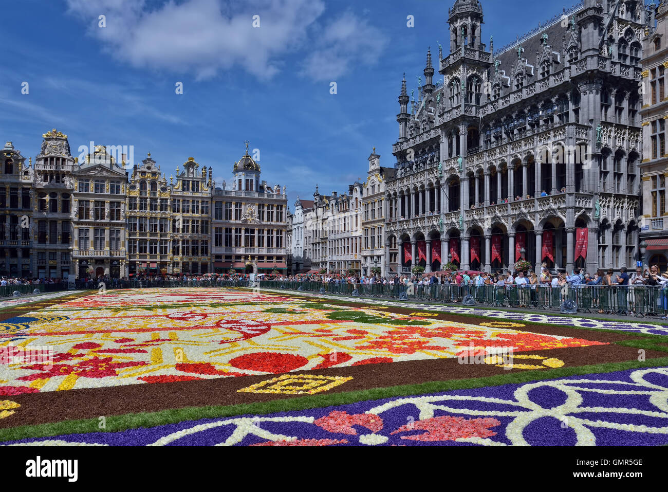 Les touristes regarder tapis de fleurs sur la Grand Place à Bruxelles, Belgique le Samedi, 13 août, 2016. Cette fois, le thème japonais wa Banque D'Images