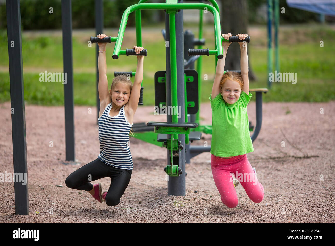 Deux drôles de petites filles est engagé dans la pratique de sports outdoor. Banque D'Images