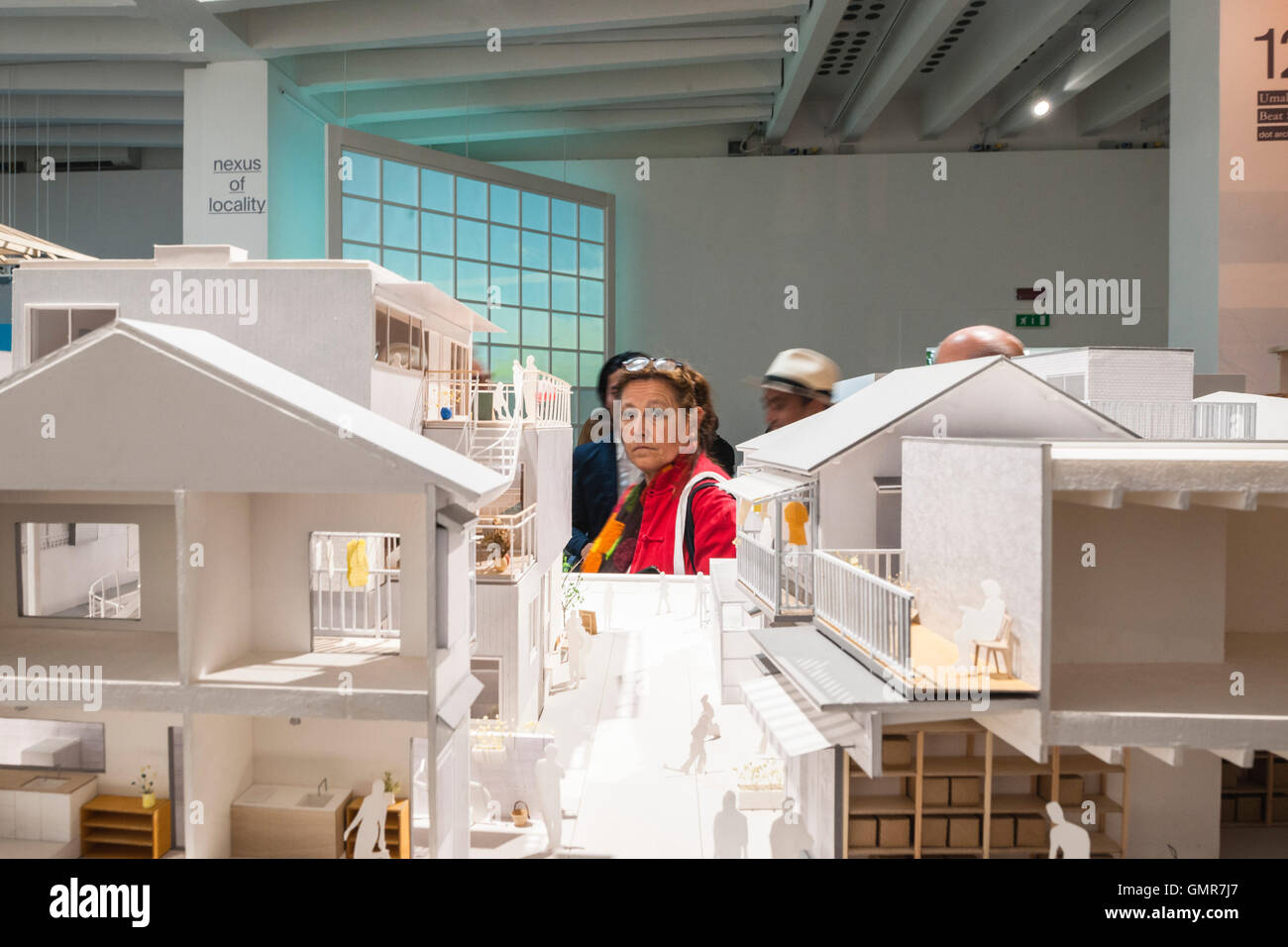Les visiteurs à la recherche de modèles en salle d'exposition. Pavilllion au Japon à la XVE Biennale de Venise, Venise, Italie. Architecte : Yoshiyuki Yamana, Teco, Yoshiyuki Yamana, 2016. Banque D'Images