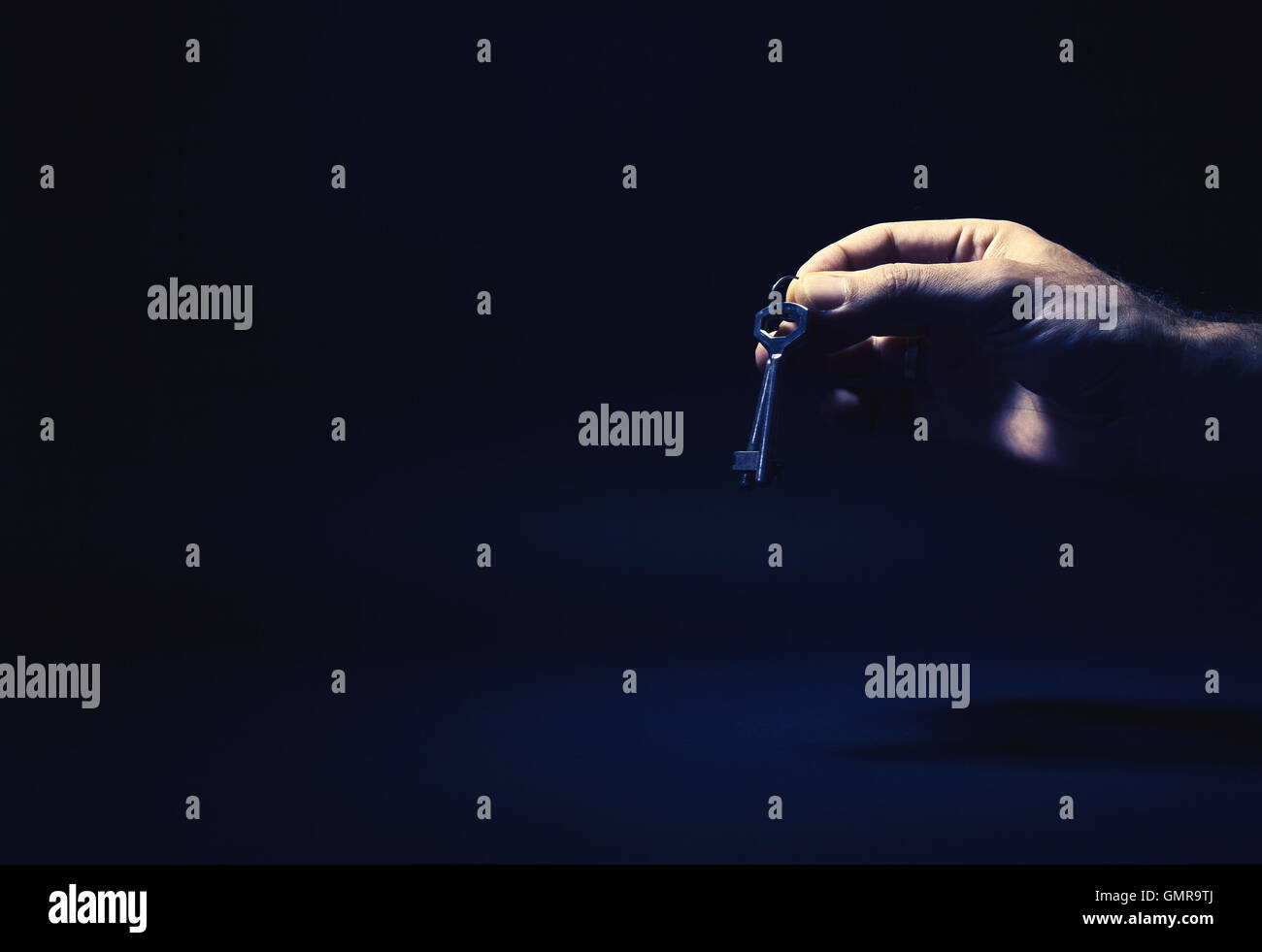 Composition conceptuelle, man's hand holding ensemble de touches rétro vieux. Banque D'Images