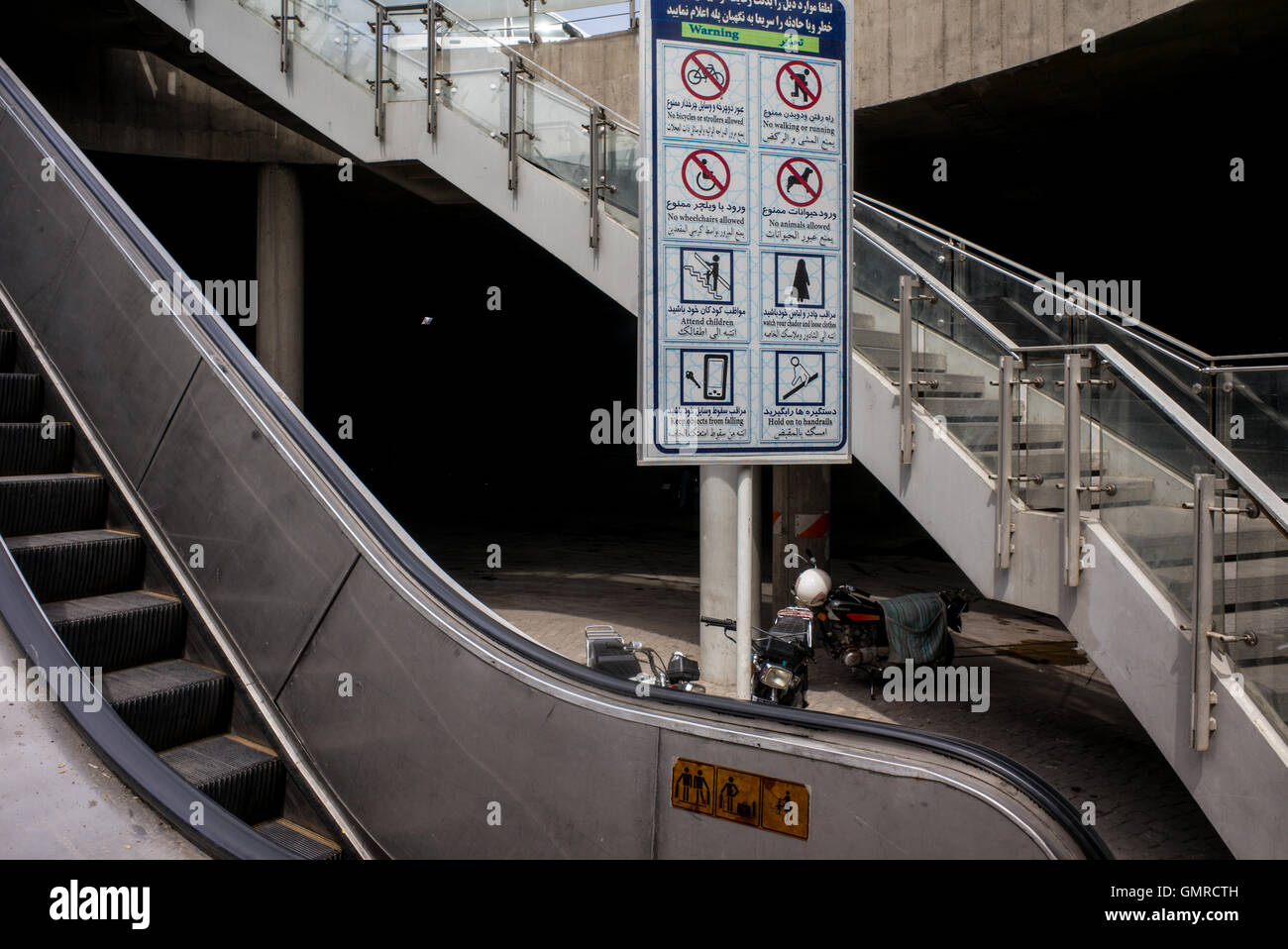 Règles affichées pour l'équitation, un escalator à Isfahan, Iran. Banque D'Images