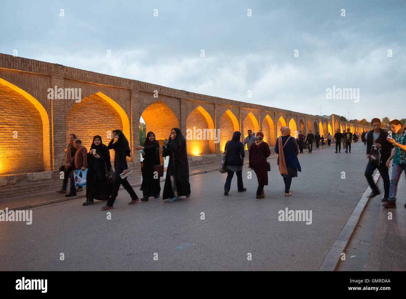 Allāhverdi Khan populairement connu sous le nom de pont Si-O-seh pol "Le pont de trente-trois travées" , l'un des 11 ponts d'Isfahan, Iran et le plus long pont sur la rivière Zayandeh avec la longueur totale de 297,76 mètres (976,9 pieds). Il est hautement classé comme étant l'un des exemples les plus célèbres de la conception de ponts safavides. Banque D'Images