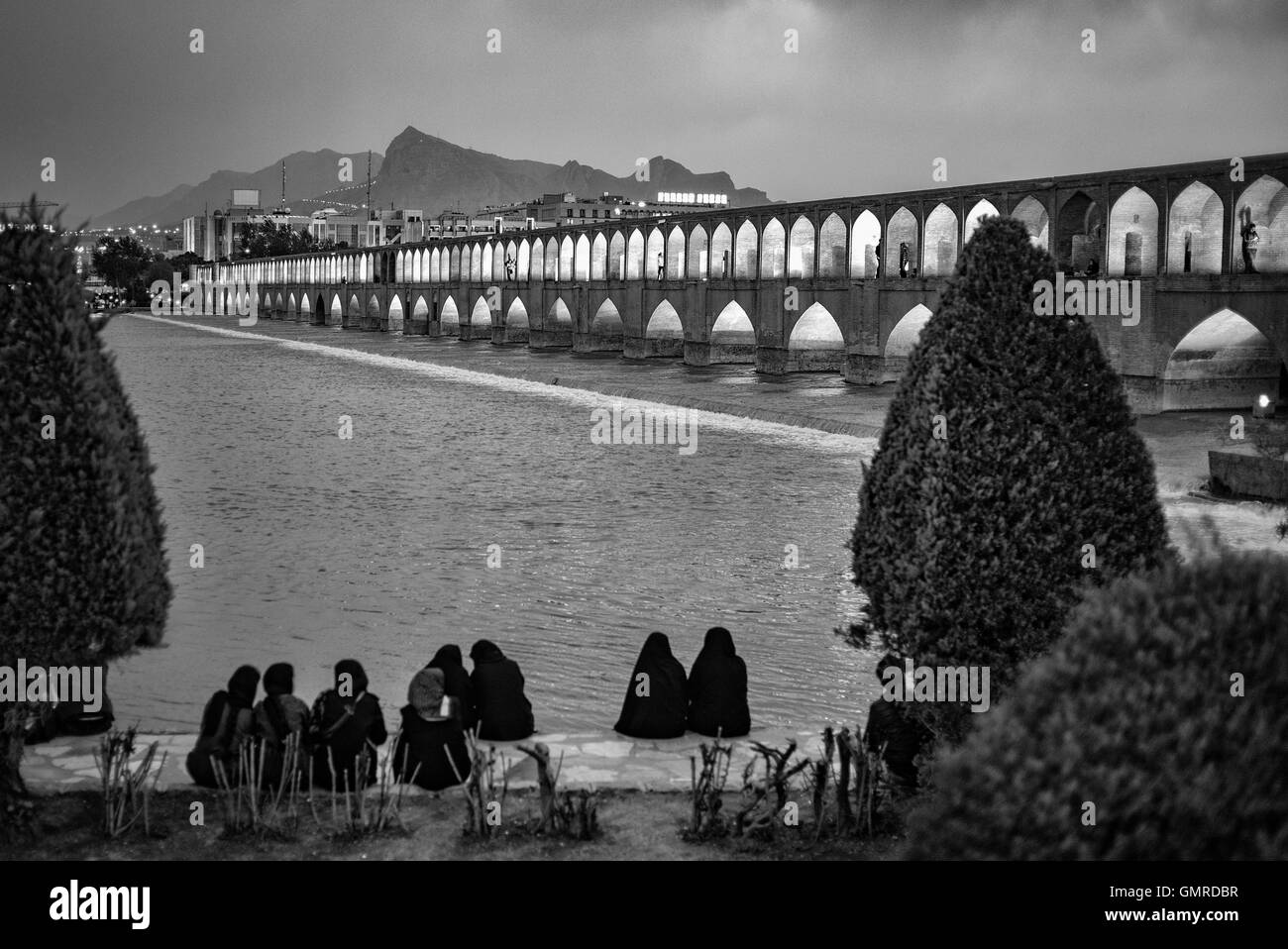 Allāhverdi Khan populairement connu sous le nom de pont Si-O-seh pol "Le pont de trente-trois travées" est l'un des 11 ponts d'Isfahan, Iran et le plus long pont sur la rivière Zayandeh avec la longueur totale de 297,76 mètres (976,9 pieds). Il est hautement classé comme étant l'un des exemples les plus célèbres de la conception de ponts safavides. Monochrome. Banque D'Images