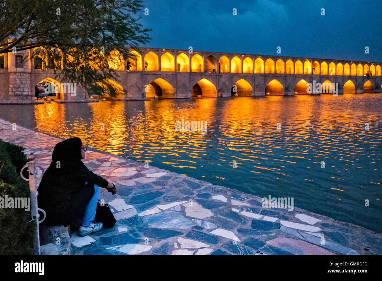 Femme iranienne en regardant le Allāhverdi hijab Khan populairement connu sous le nom de pont Si-O-seh pol "Le pont de trente-trois travées", l'un des 11 ponts d'Isfahan, Iran et le plus long pont sur la rivière Zayandeh avec la longueur totale de 297,76 mètres (976,9 pieds). Il est hautement classé comme étant l'un des exemples les plus célèbres de la conception de ponts safavides. Banque D'Images