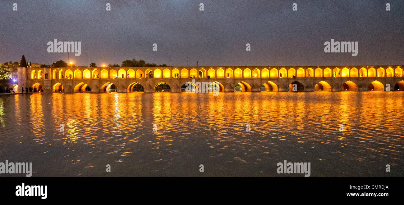 Allāhverdi Khan populairement connu sous le nom de pont Si-O-seh pol "Le pont de trente-trois travées" est l'un des 11 ponts d'Isfahan, Iran et le plus long pont sur la rivière Zayandeh avec la longueur totale de 297,76 mètres (976,9 pieds). Il est hautement classé comme étant l'un des exemples les plus célèbres de la conception de ponts safavides. Banque D'Images