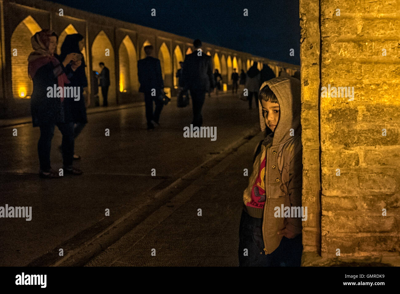 Enfant jusqu'à l'étrange infiltration américains sur la si-tellement-seh Bridge à Isfahan, Iran. Allāhverdi Khan populairement connu sous le nom de pont Si-O-seh pol "Le pont de trente-trois travées" est l'un des 11 ponts d'Isfahan, Iran et le plus long pont sur la rivière Zayandeh avec la longueur totale de 297,76 mètres (976,9 pieds). Il est hautement classé comme étant l'un des exemples les plus célèbres de la conception de ponts safavides. Banque D'Images