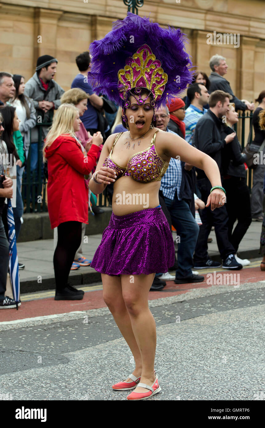 Femme danseuse samba participant à la Cavalcade, une partie de l'Edinburgh Festival de Jazz. Banque D'Images