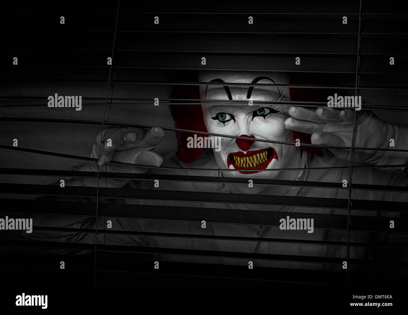 Scary Clown Horreur A La Recherche D Une Fenetre Photo Stock Alamy