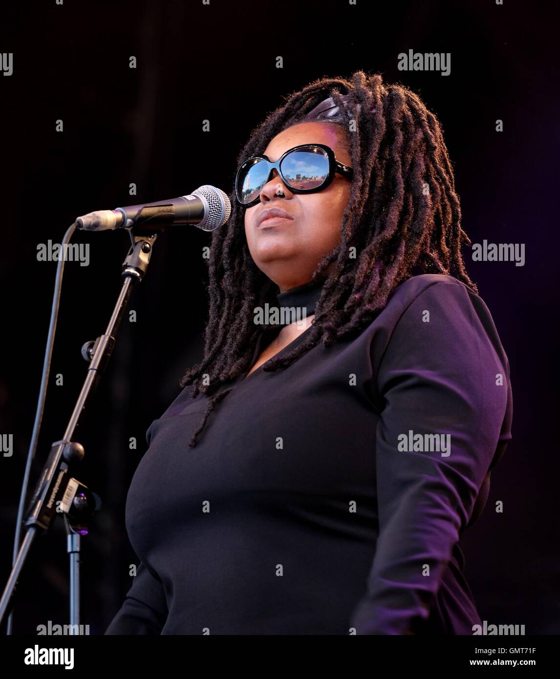 Cornbury Festival, Oxfordshire, 8e juillet 2016, UK, Soul II Soul avec Caron Wheeler sur scène à Cornbury Festival Banque D'Images
