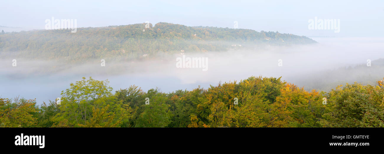Une image panoramique de mist couché dans la vallée à Symonds Yat, Herefordshire, octobre. Banque D'Images