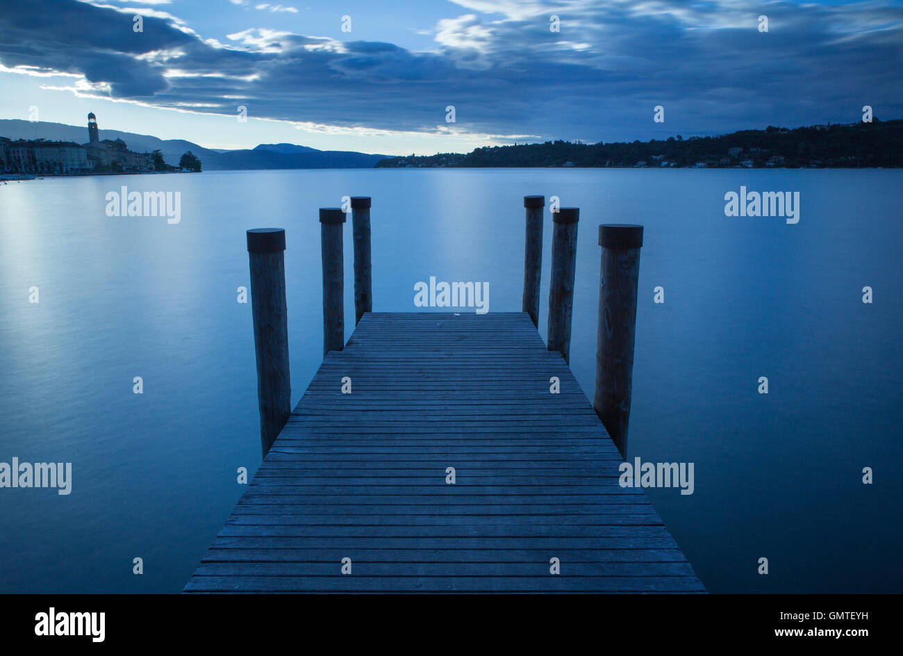 Jetée à Salo, sur le lac de Garde, Brescia, Italie, à l'aube. Banque D'Images