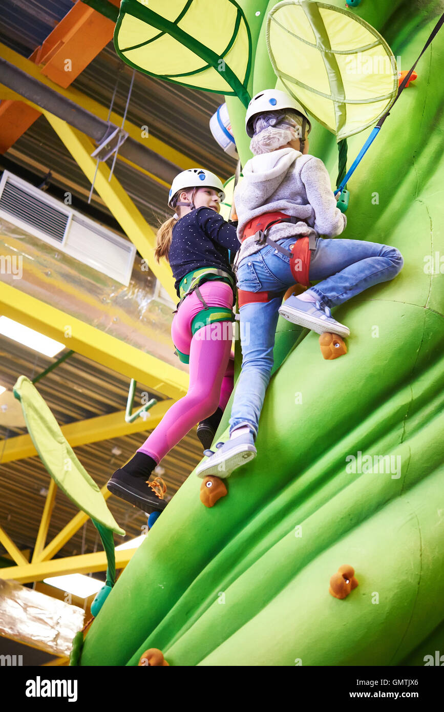 Deux jeunes filles au parc d''escalade à green tree Banque D'Images