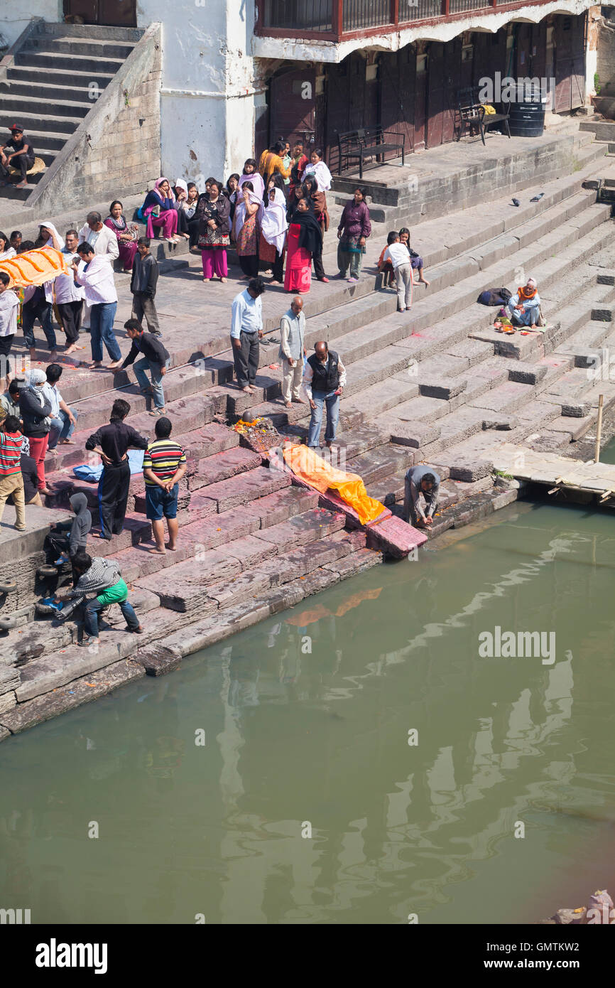 Cérémonie de la crémation, temple de Pashupatinath, Katmandou, Népal Banque D'Images