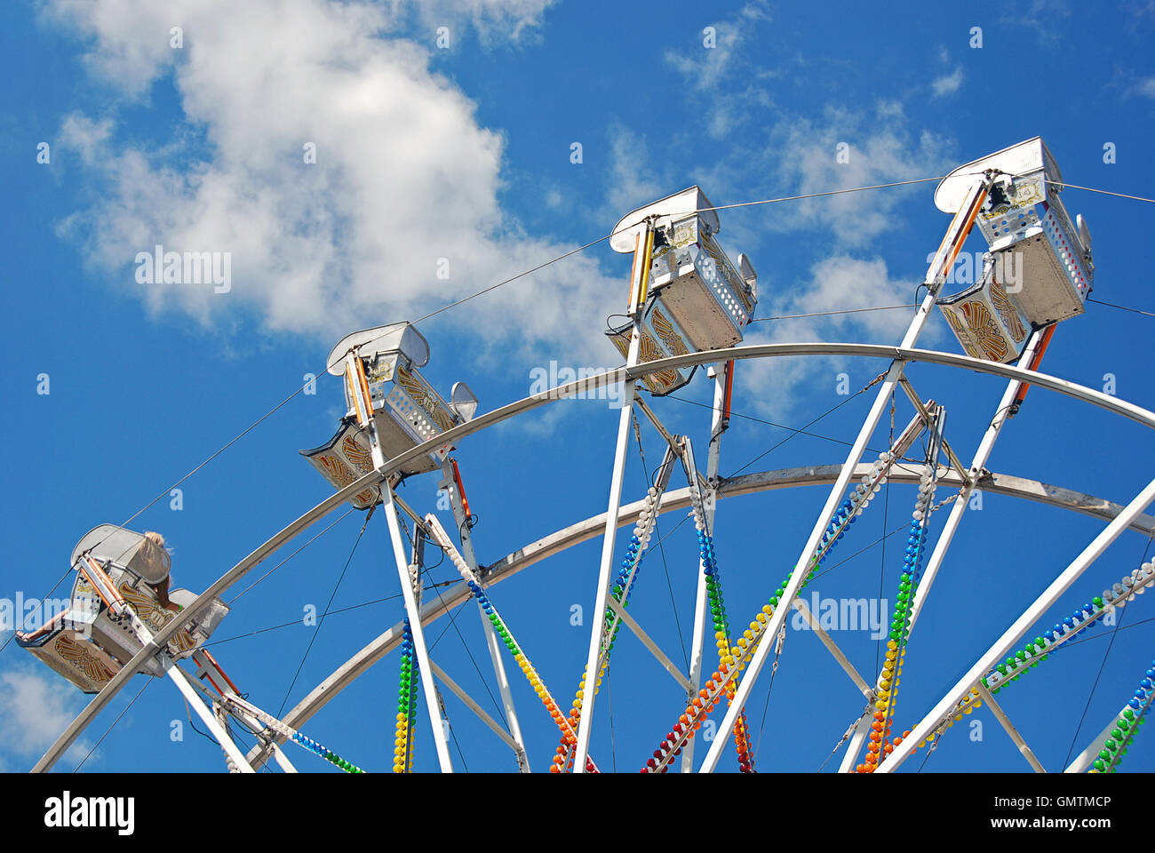 Grande roue rouler avec ciel bleu et fluffy cloud background Banque D'Images Grande roue rouler avec ciel bleu et fluffy cloud background Banque D'Images