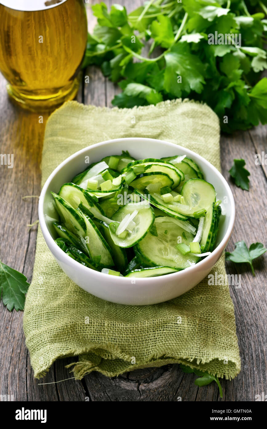 De concombre Salade de légumes et herbes vert Banque D'Images