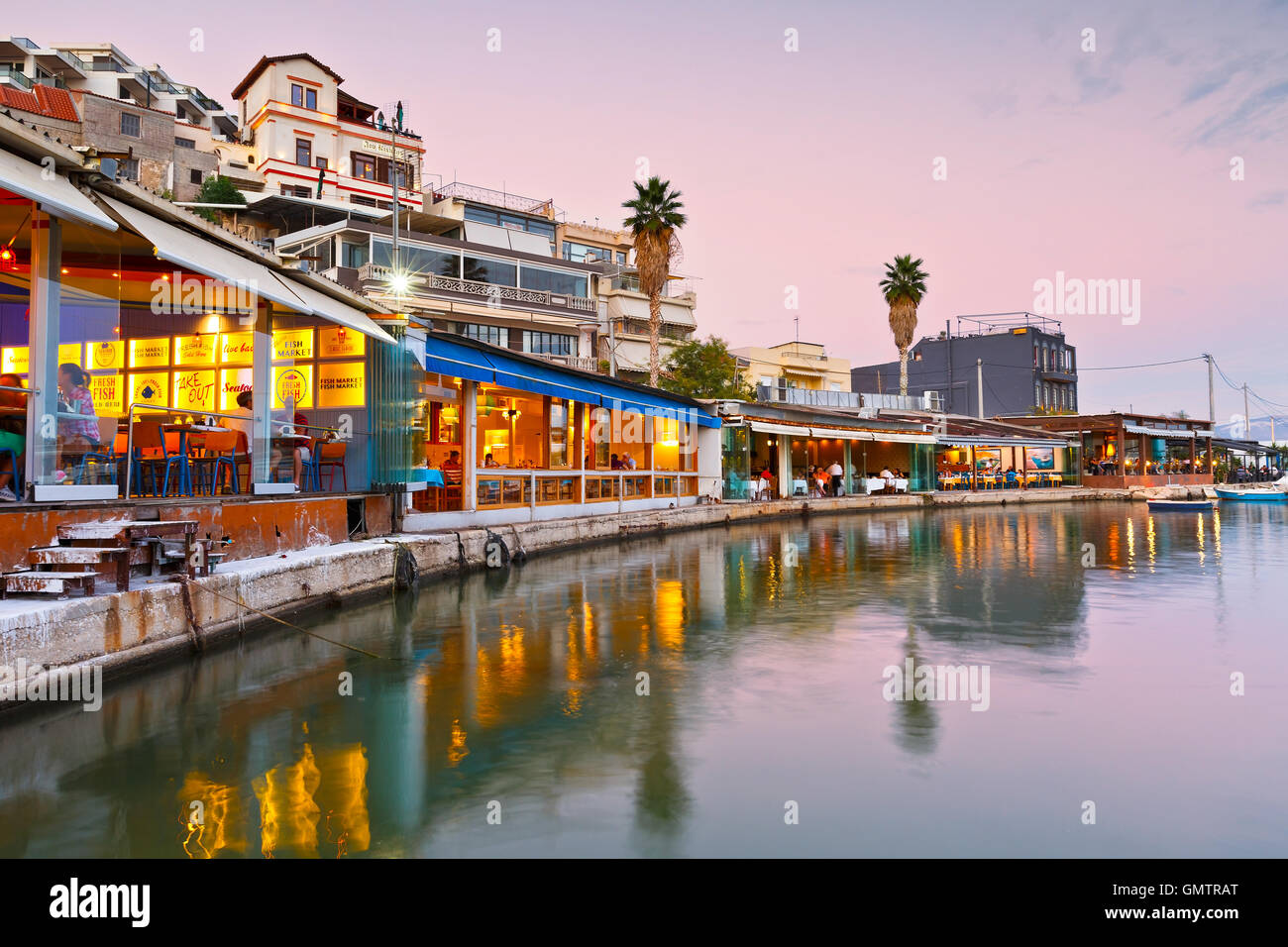 Restaurants et cafés à Mikrolimano marina à Athènes, Grèce. Banque D'Images