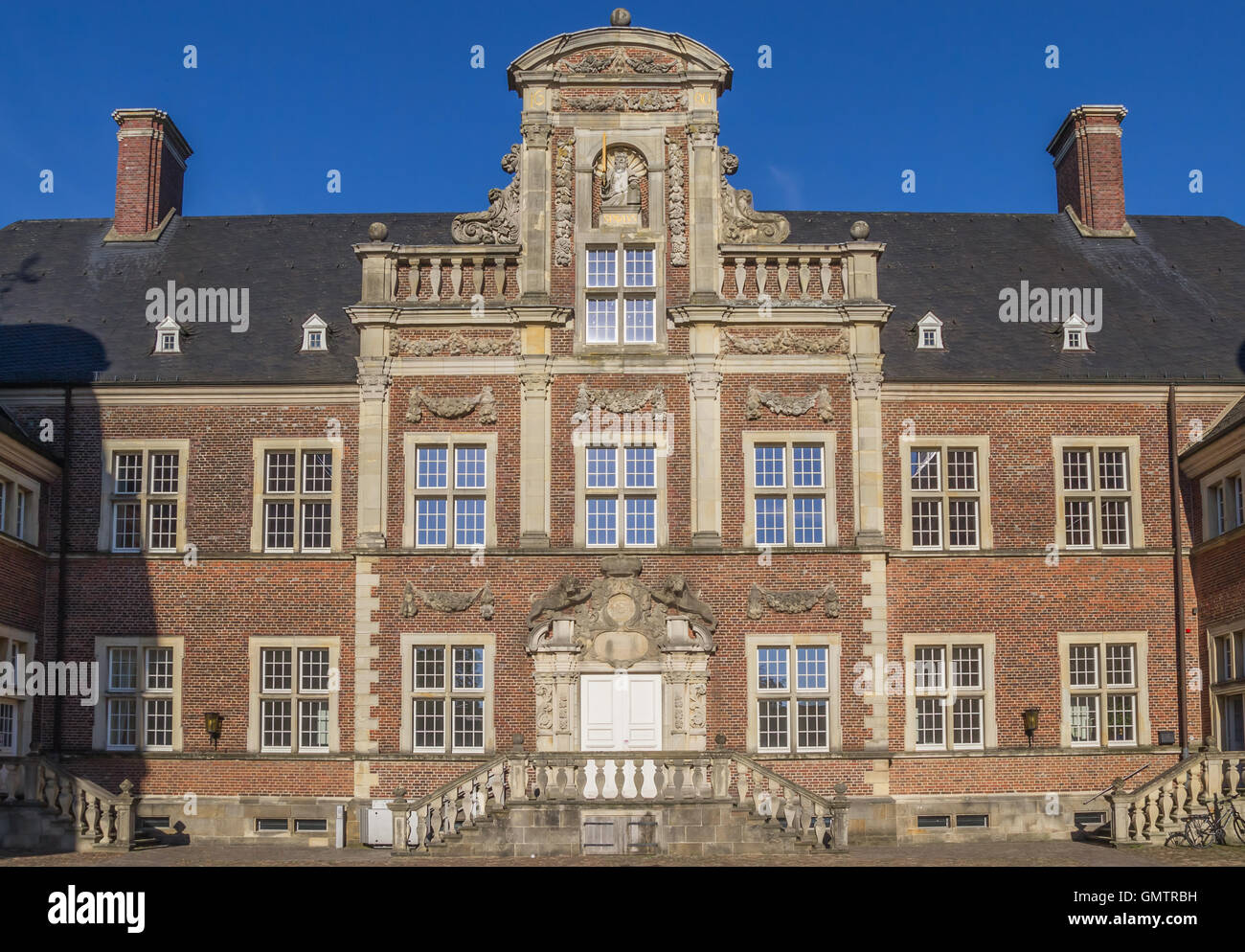 La façade sur cour pavée de l'Ahaus château en Allemagne Banque D'Images