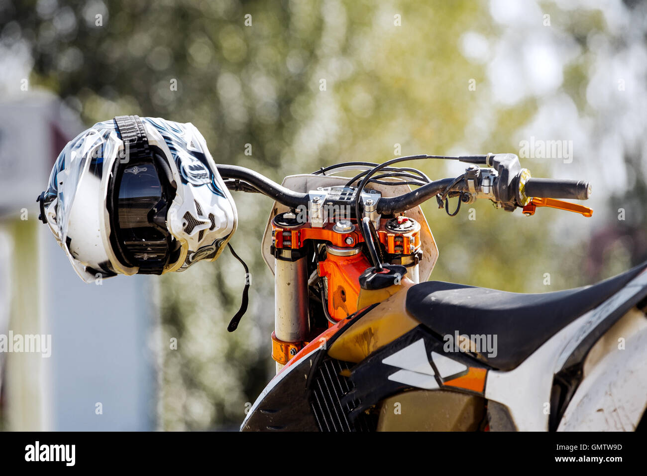 Casque sport gros plan sur suspension guidon d'une moto de course Banque D'Images
