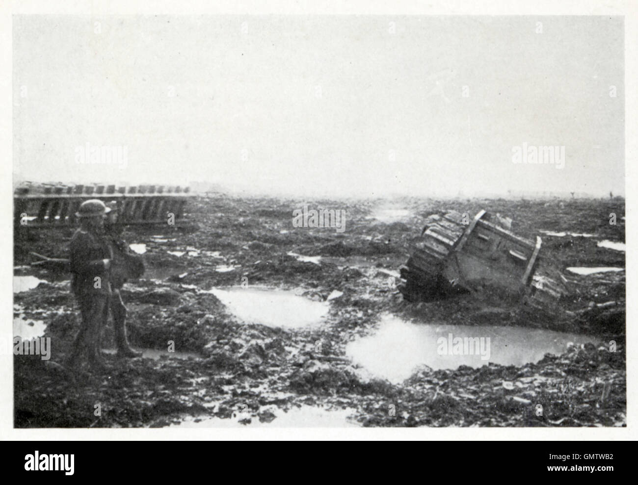 Réservoir en trou d'obus, 1917 bataille de la photographie d'un réservoir à moitié submergée et s'enliser dans de l'eau sur le front de Flandre Banque D'Images