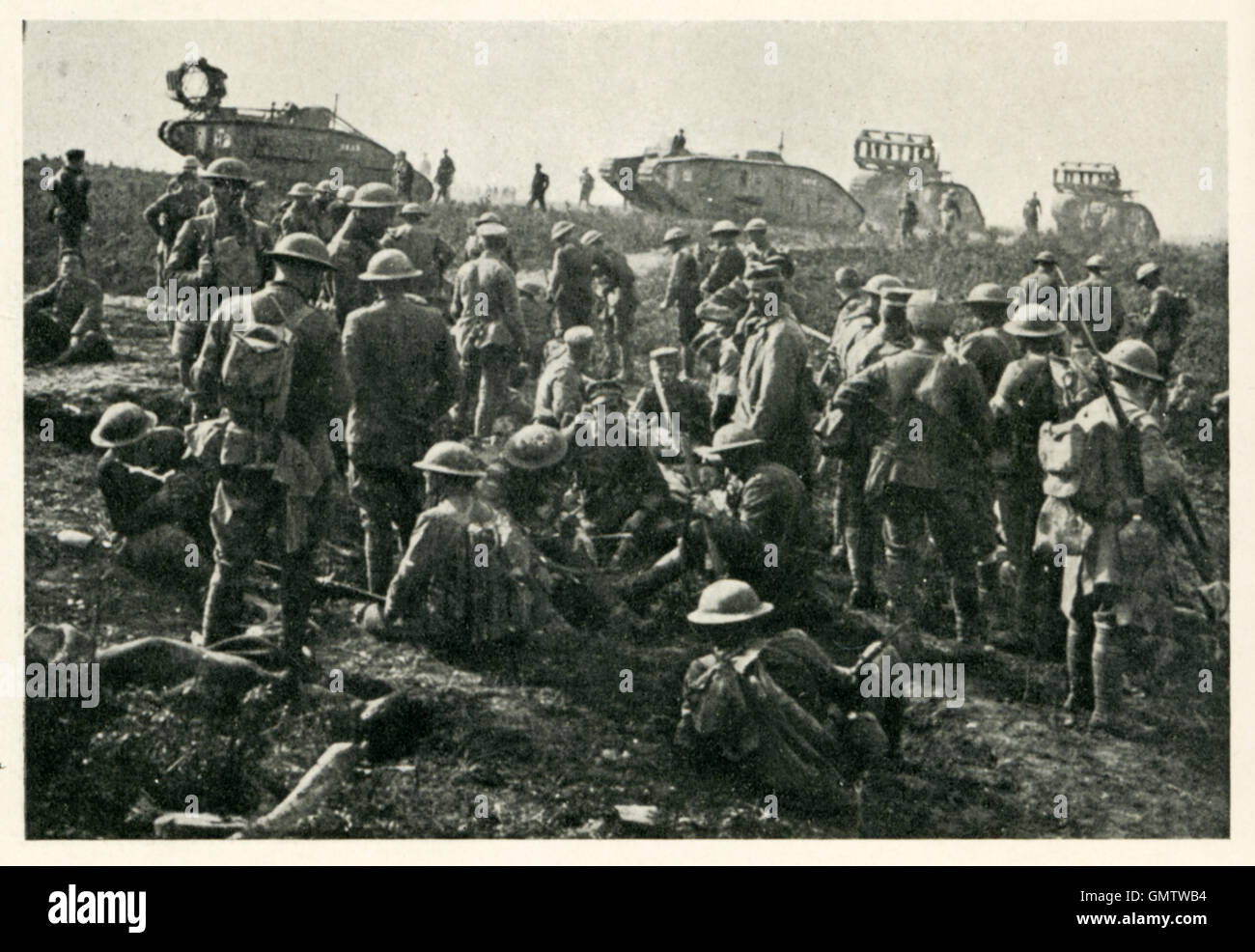 Déplacer des réservoirs jusqu'à la ligne Hindenberg, 1918 Photographie de bataille de chars britanniques équipés avec des lits dans la dernière avance des alliés de la Grande Guerre Banque D'Images