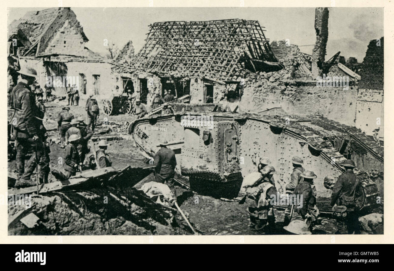 Les réservoirs de la déplacer vers le haut, 1918 Photographie de bataille d'un déménagement du réservoir jusqu'à l'infanterie dans la dernière avance des alliés de la Grande Guerre Banque D'Images