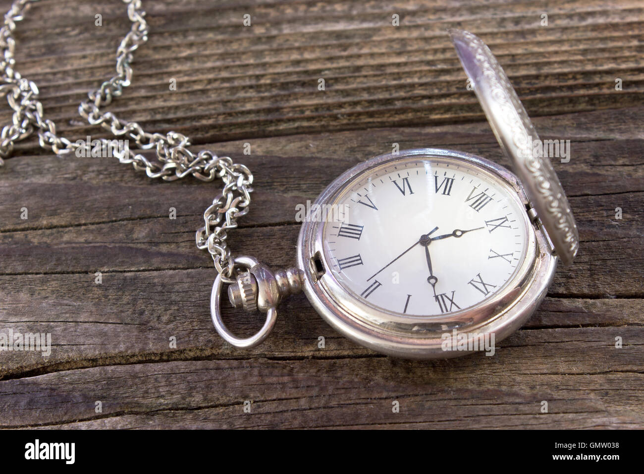 Ancienne montre de poche avec la chaîne sur fond de bois Banque D'Images