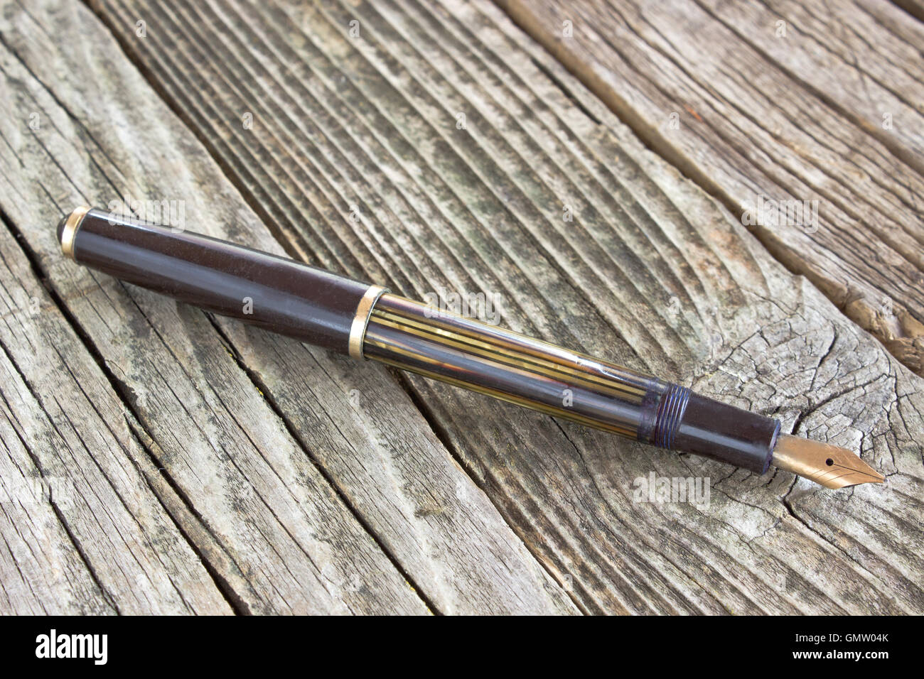Vintage stylo plume sur fond de bois Banque D'Images