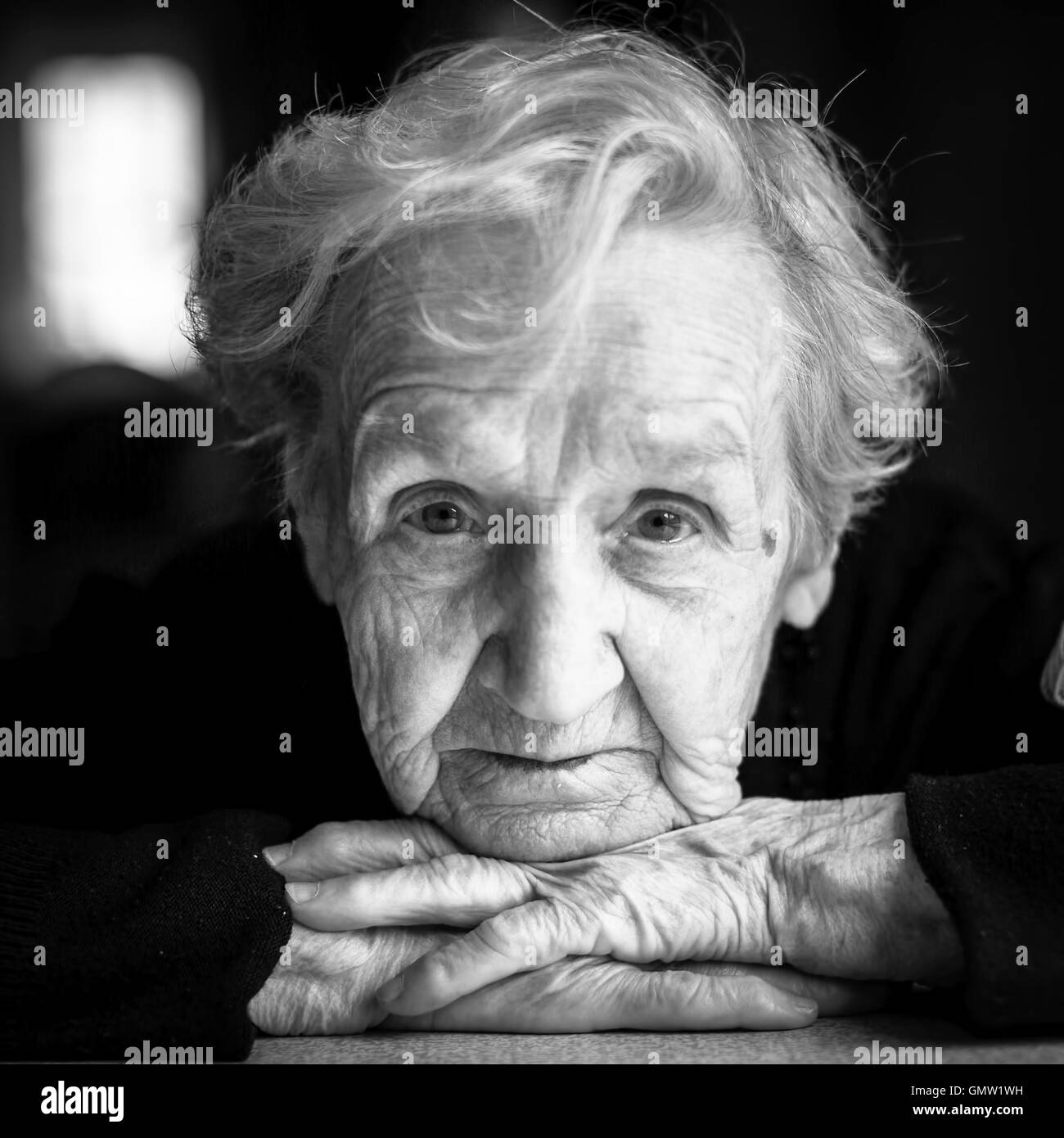 Closeup portrait noir et blanc d'une femme âgée. Banque D'Images